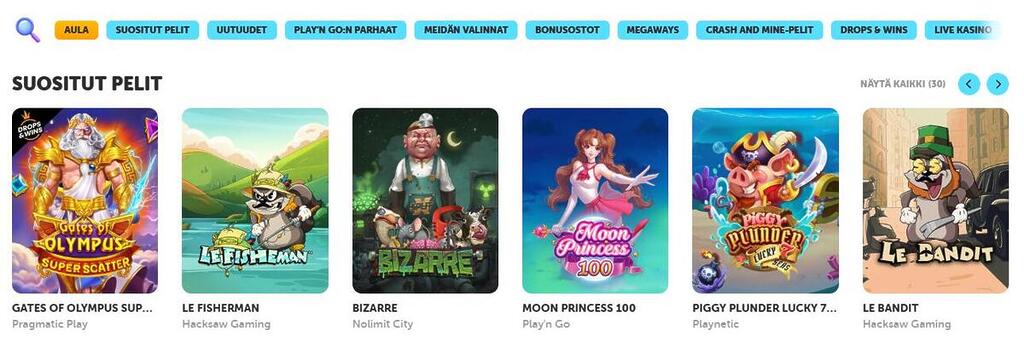 Kiekka Casinon "Suositut pelit" -osio peliaulasta. Yläpuolella on sinisiä kategoria- ja suodatinpainikkeita, kuten "Aula", "Suositut pelit", "Uutuudet" ja "Play'n GO:n parhaat". Alapuolella on kuusi suosittua peliä kuvakkeineen vasemmalta oikealle: Gates of Olympus Super Scatter, Le Fisherman, Bizarre, Moon Princess 100, Piggy Plunder Lucky 7s ja Le Bandit.
