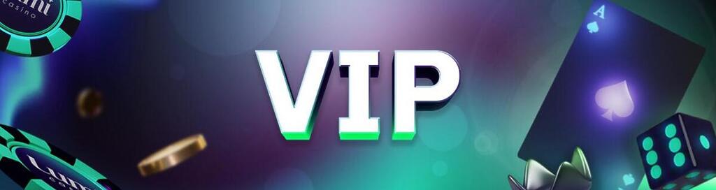 Lumi Casinon VIP-ohjelman mainosbanneri, jonka keskellä lukee suurella valkoisella tekstillä "VIP". Taustalla on tyylikäs violetti ja vihreä valoefekti, ja sivuilla näkyy pelimerkkejä, pelikortteja sekä hohtava noppa.